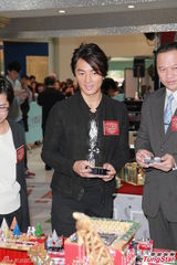 组图：郑伊健获赠水晶机器人 童心未泯最爱游戏