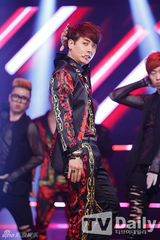 组图：神话打榜夺冠李孝利性感 EXO回归显狼性