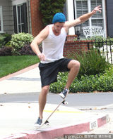 组图：麦莉-赛勒斯街头玩滑板 未婚夫险些狗吃屎