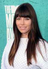 组图：杰西卡-贝尔白色长袖连衣裙亮相