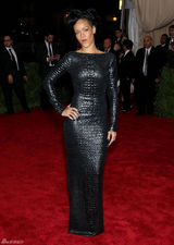 高清组图：蕾哈娜黑色露背礼服亮相时装庆典