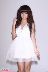组图：郭书瑶深V白裙秀豪乳表情甜美
