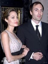 组图：女神朱莉心中的女神 其母珍贵旧照曝光