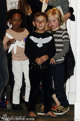 组图：朱莉拖儿带女拜访格温 儿童军团惜别场面壮观