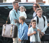 组图：小贝一家高调亮相 七公主萌样可人