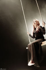 组图：蔡健雅《坠落》MV展现诚实自己