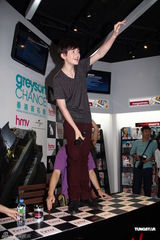 组图：Greyson难忘北京烤鸭 香港会歌迷惹混乱