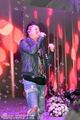 组图：孙楠短信门后首亮相 被曝一首歌赚16万