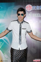 组图：周杰伦开个唱大秀人鱼线 张智霖同台助阵