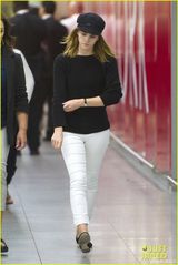 组图：艾玛与高富帅男友现身机场 男方贴心护花