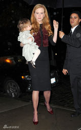 幻灯图集：妮可-基德曼怀抱女儿亮相 风韵不减