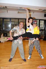 组图：周秀娜获两男托举空中一字马 甜蜜喂草莓