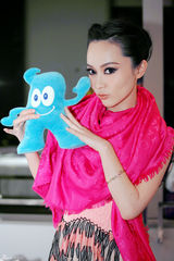 幻灯图：霍思燕任浦东旅游宣传大使 抱海宝庆世博