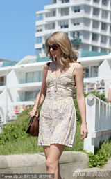 组图：泰勒-斯威夫特海边戏水 神秘男子全程陪伴