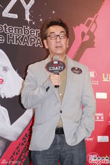 组图：巴黎癫马首度访港 黄长兴获香吻艳福不浅