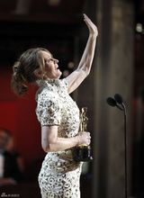 组图：梅丽莎-里奥获最佳女配角 难掩激动喜极而泣