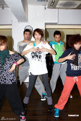 组图：梁咏琪与男舞者跳辣舞 承认外籍男友正在发展