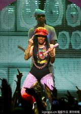 组图：麻辣鸡个唱粉丝强行上台 与保镖激烈扭打