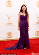 组图：Tea Andrews宝石项链抢镜艾美红毯