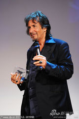 组图：帕西诺获颁导演万岁奖 与小女友分享喜悦