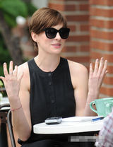 组图：海瑟薇帅气现身片场 豪放大笑不顾形象