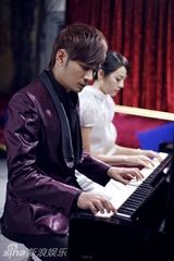 组图：焦恩俊MV花絮曝光 30小时不停拍