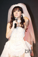 组图：韩歌手李贞贤发新歌《V》穿婚纱变鬼新娘