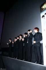 组图：韩团INFINITE正装出席演唱会电影媒体首映式