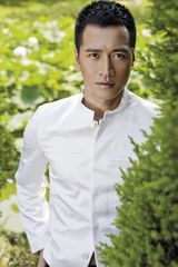 组图：何晟铭白衣写真曝光 雅痞造型尽显型格