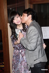 周慧敏彩裙优雅亮相 获绯闻旧爱黄凯芹献吻(图)