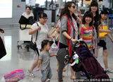 组图：蔡少芬携双女返港 行李超重逼疯辣妈
