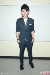 组图：许廷铿再上选秀舞台 开嗓比拼郑俊弘