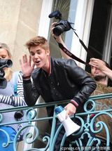 组图：比伯拿扩音喇叭开阳台演唱会