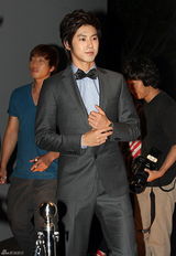 高清图：东方神起郑允浩等亮相派对 着正装型男范儿