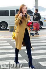 组图：韩星朴敏英赴港 穿驼色大衣甜笑亲和