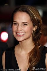 组图：《皇室风流史》首映 麦德斯透视黑裙秀美腿