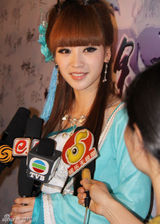 幻灯图：柳岩出席《仙途》发布　热辣女主播修炼路 