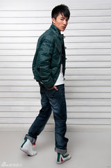 组图：许诺秀冬装搭配 突显帅气时尚魅力