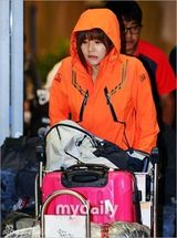 组图：携可疑药草遭扣韩女星获释回国咬唇委屈