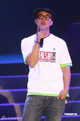 幻灯图：香港演艺界赈灾 陈奕迅莫文蔚深情演唱