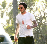 组图：贝克汉姆携三公子外出 父子吃冰激凌玩回眸