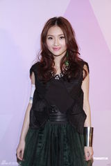 组图：林欣彤承认唱破音 容祖儿做事追求到底