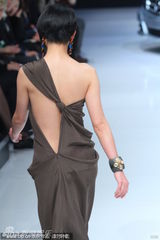组图：殷桃客串走秀尽显裸背诱惑