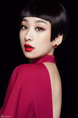 组图：穆婷婷红裙烈焰大片宁静淡然