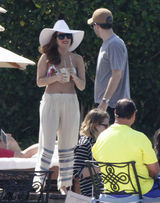 组图：LadyGaga狂甩赘肉 碎花比基尼清凉度假