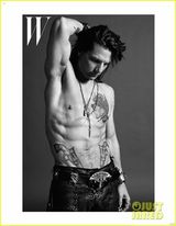 组图：汤姆-克鲁斯最新写真 浓妆半裸秀摇滚气质