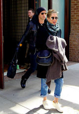 组图：安妮斯顿和小男友感情稳定一同现身酒店