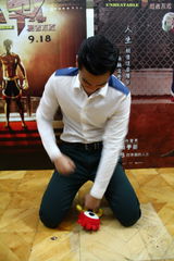 组图：彭于晏《激战》受访 搞怪合影小浪