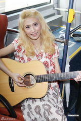 组图：戴佩妮公车宣传新专辑 光脚车上献唱