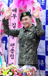 组图：韩星金智勋今日退伍曾演《人鱼公主》